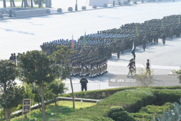 Turkish and Pakistani soldiers march in a military parade in Baku -PHOTO 