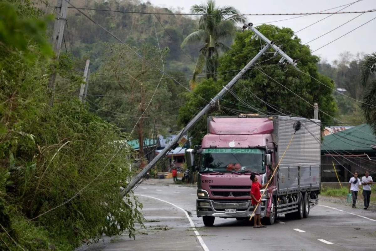 Two dead, one million evacuated as Typhoon Fung-wong slams into the Philippines-PHOTO 