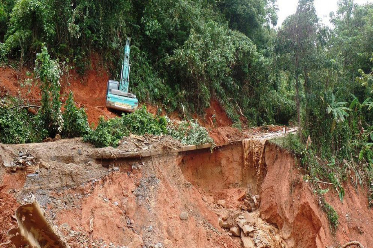 6 dead, 19 injured after bus hit by landslide in central Vietnam