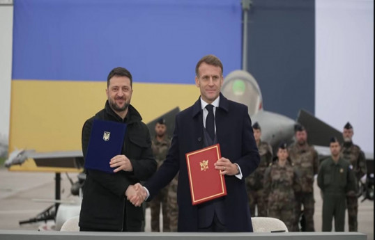 Ukrainian President Volodymyr Zelenskyy and French President Emmanuel Macron