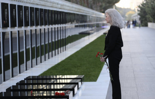 U.S. Under Secretary of State pays respects at Martyrs’ Alley in Baku -PHOTO 