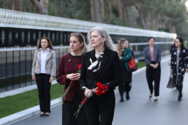 U.S. Under Secretary of State pays respects at Martyrs’ Alley in Baku -PHOTO 