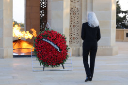 U.S. Under Secretary of State pays respects at Martyrs’ Alley in Baku -PHOTO 