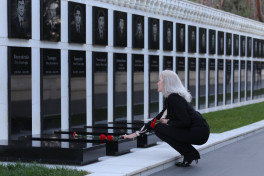 U.S. Under Secretary of State pays respects at Martyrs’ Alley in Baku -PHOTO 