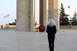 U.S. Under Secretary of State pays respects at Martyrs’ Alley in Baku -PHOTO 