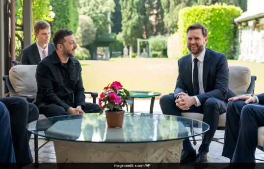 Ukrainian President Volodymyr Zelensky and US Vice President James David Vance