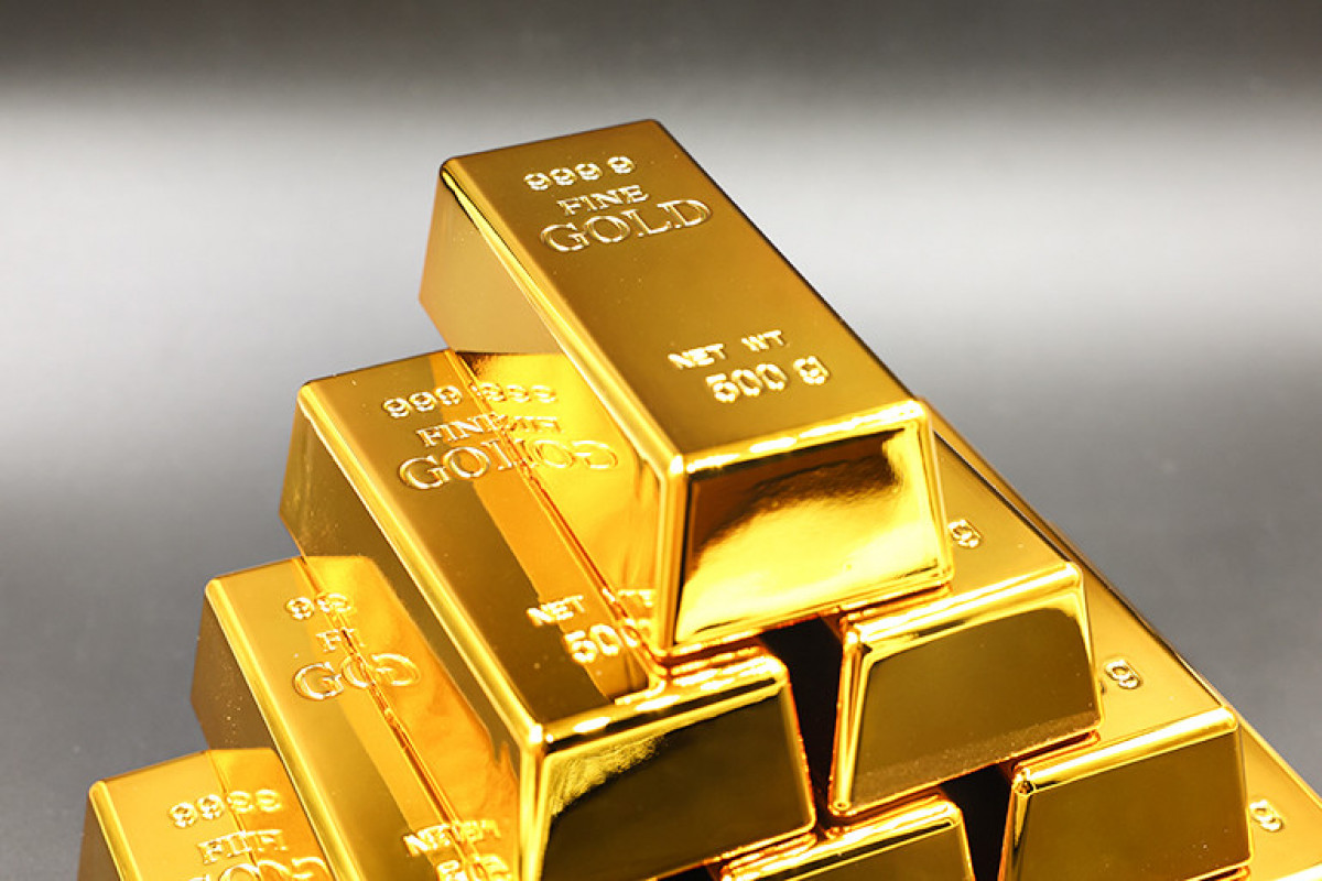 Gold dips as dollar firms, investors weigh US rate cut bets