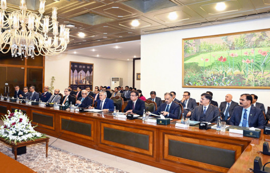 Azerbaijani economy minister discusses investment partnerships during visit to Pakistan