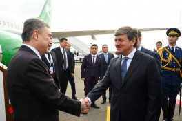 National Leader of the Turkmen People arrives in Azerbaijan