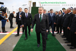 National Leader of the Turkmen People arrives in Azerbaijan