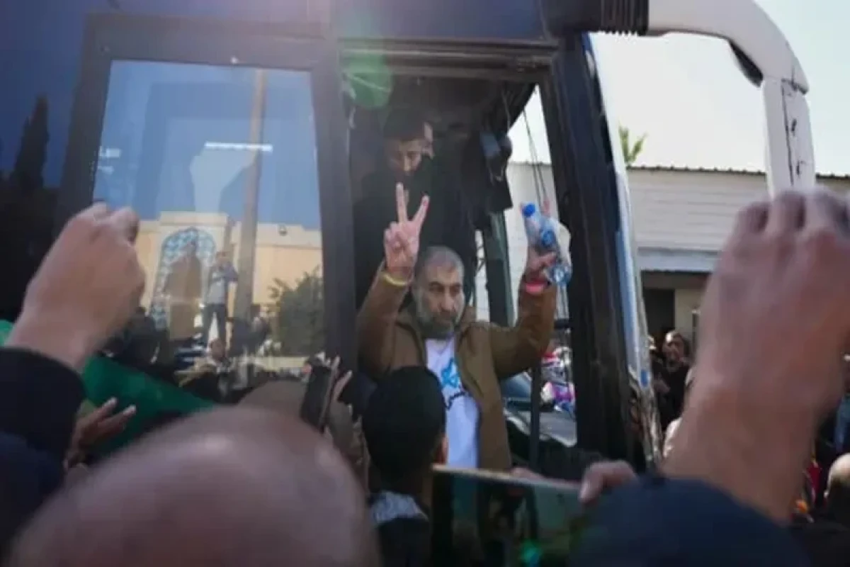 Exchange of Israeli hostages and Palestinian prisoners begins at start of 72-hour deadline