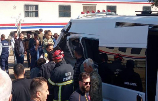 17 students injured in minibus-train collision in Türkiye