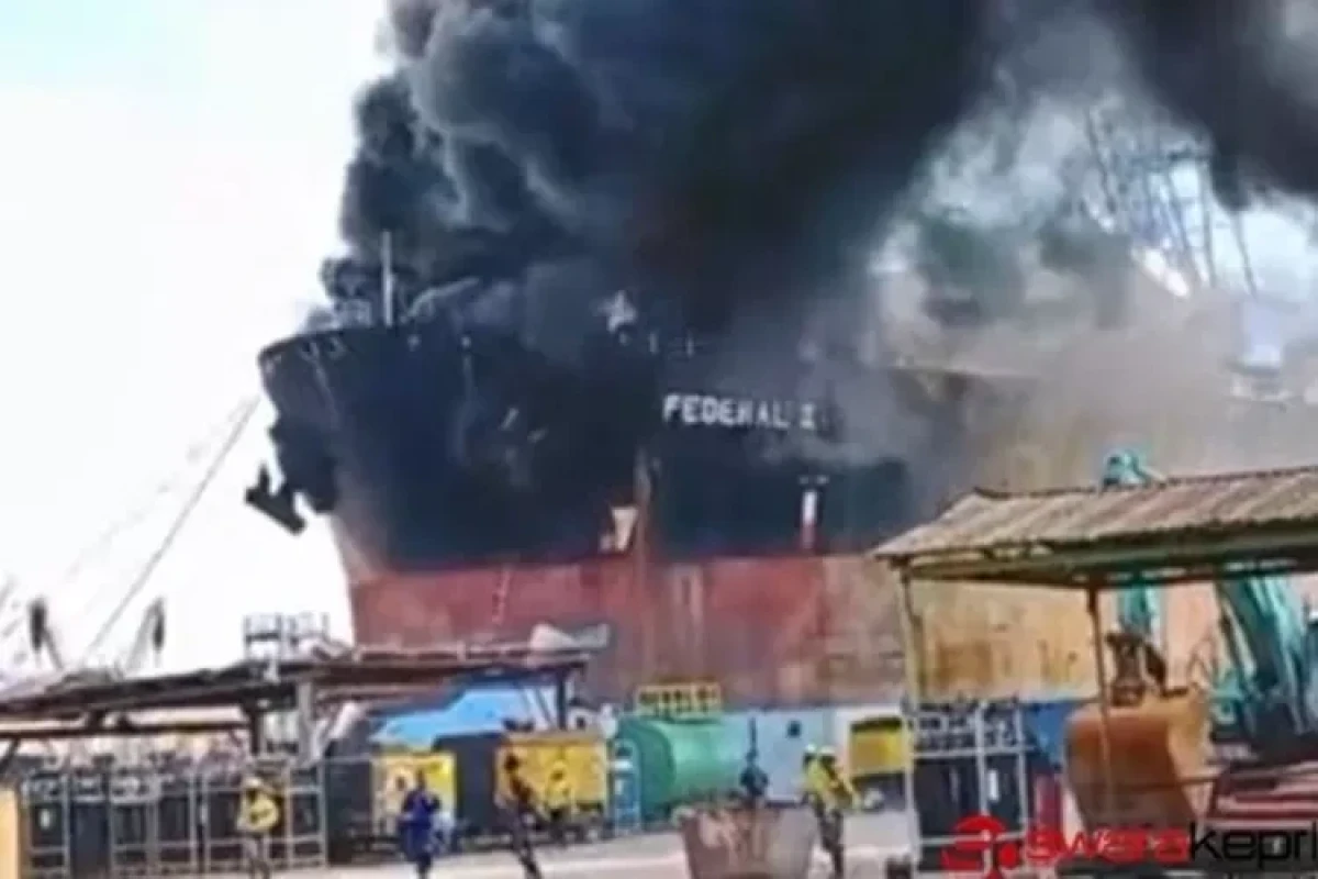 Indonesia oil tanker catches fire, killing 10, local police say