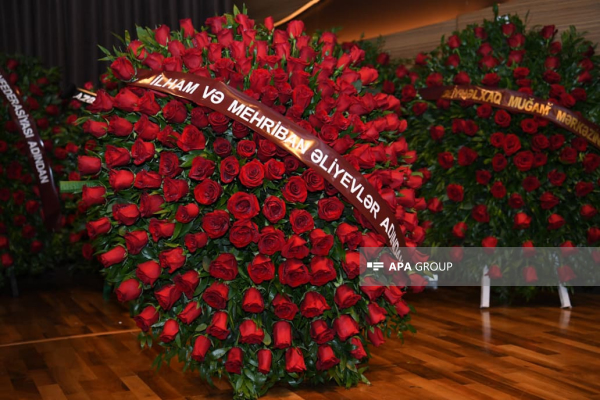 President Ilham Aliyev and First Lady Mehriban Aliyeva sent wreaths to farewell ceremony of People’s Artist Ramiz Guliyev -PHOTO 