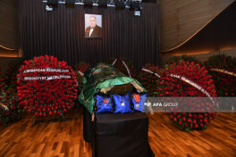 President Ilham Aliyev and First Lady Mehriban Aliyeva sent wreaths to farewell ceremony of People’s Artist Ramiz Guliyev -PHOTO 
