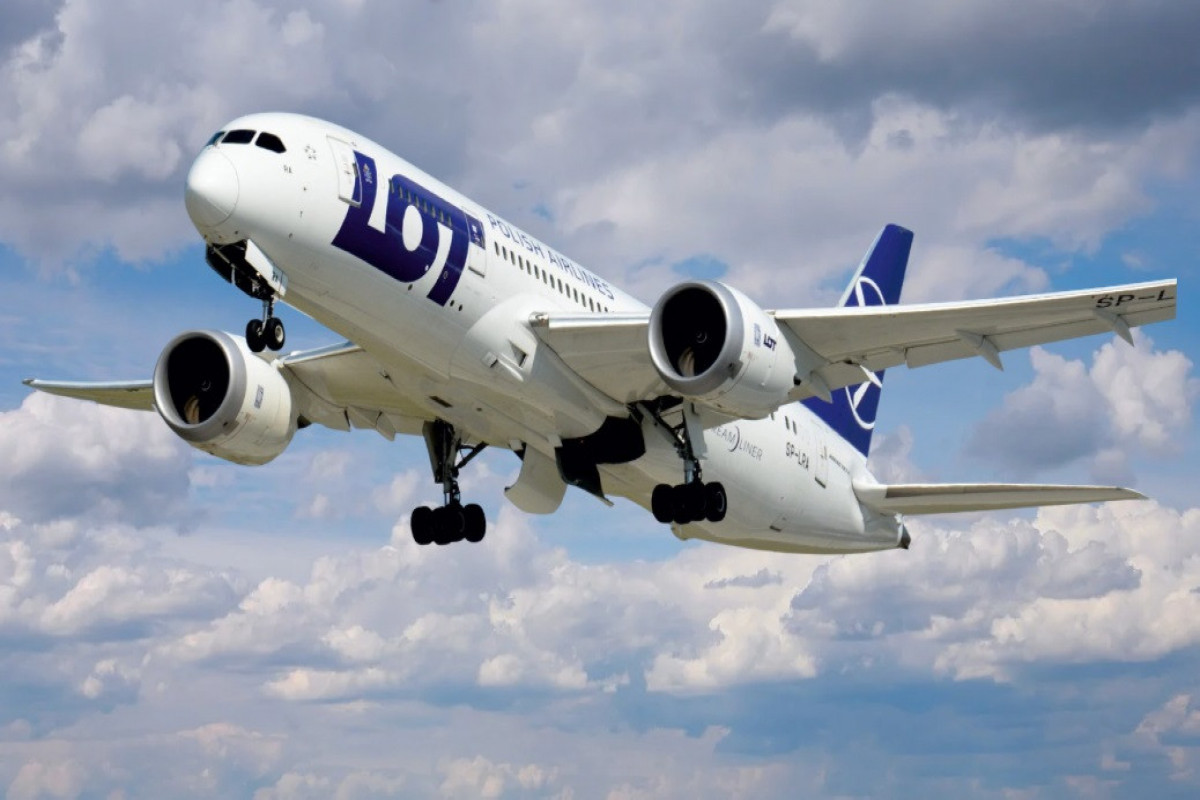 Poland’s LOT Airlines aircraft makes emergency landing in Baku