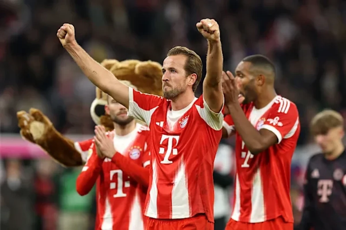 Bizarre goal as Bayern beat Dortmund, open big BuLi lead