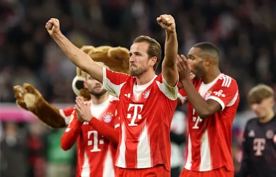 Bizarre goal as Bayern beat Dortmund, open big BuLi lead