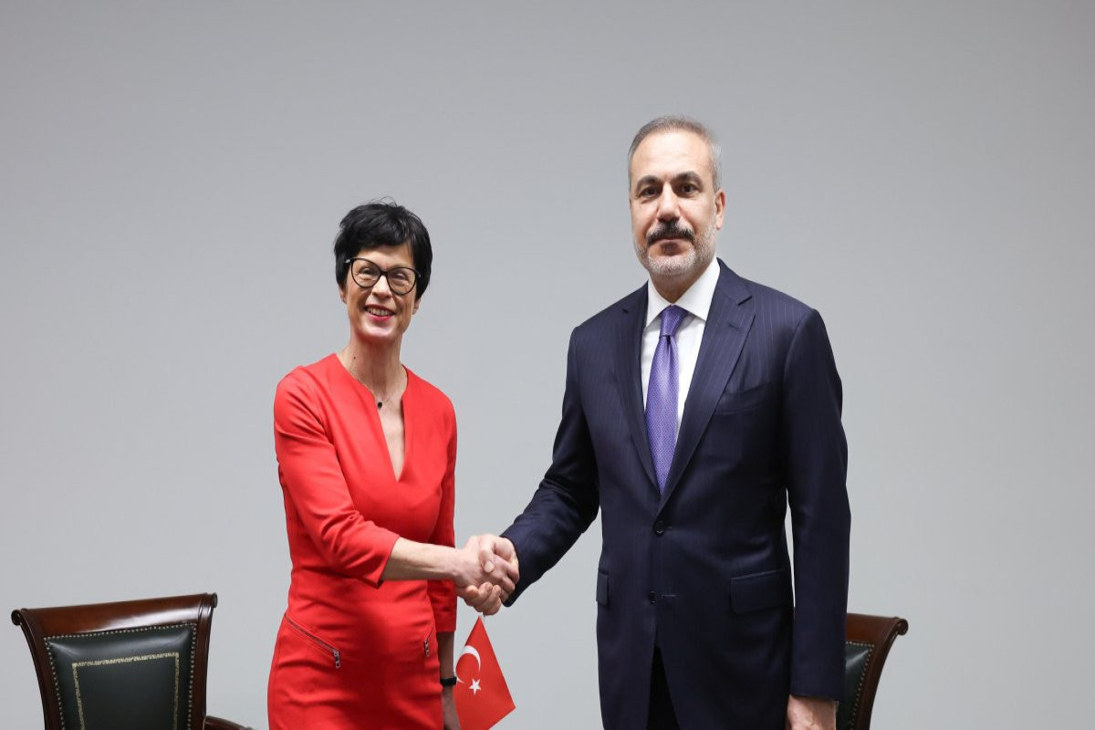 Turkish FM meets EU’s enlargement commissioner, French counterpart