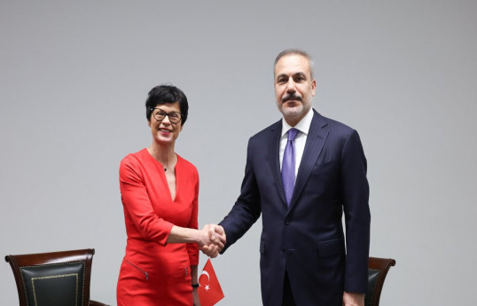 Turkish FM meets EU’s enlargement commissioner, French counterpart