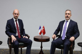 Turkish FM meets EU’s enlargement commissioner, French counterpart
