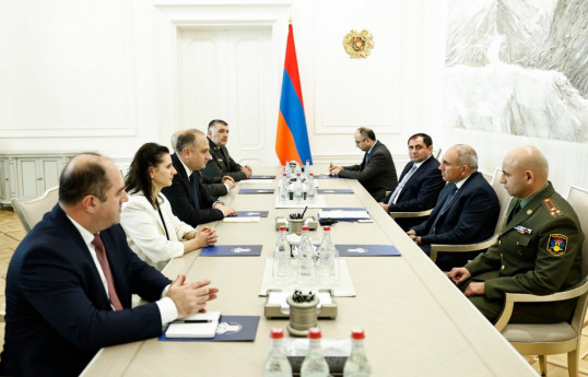 Georgian Defense Minister discusses regional peace with Armenian PM