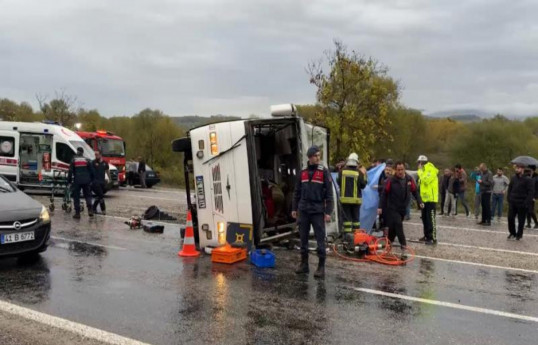 Minibus overturns in Türkiye, killing and injuring several