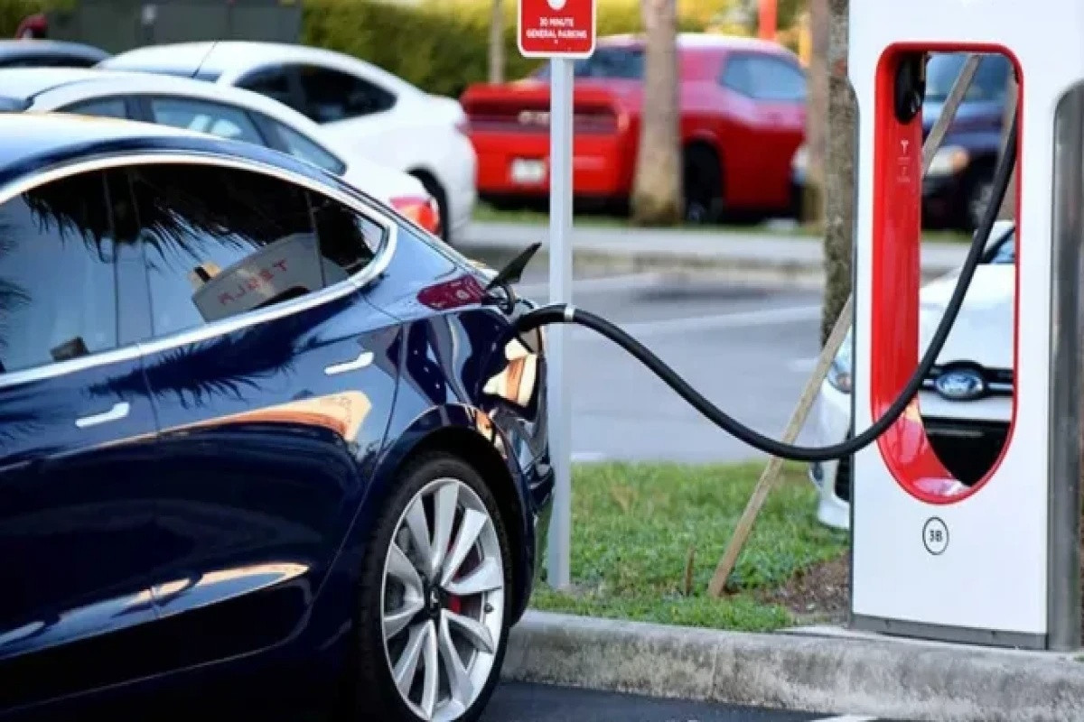 How will prices of electric and hybrid vehicles change next year? -RESEARCH 