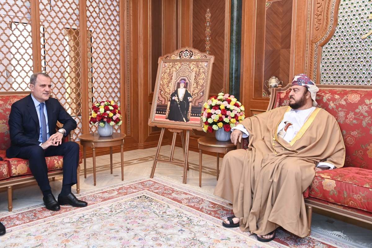 Azerbaijani FM meets Oman