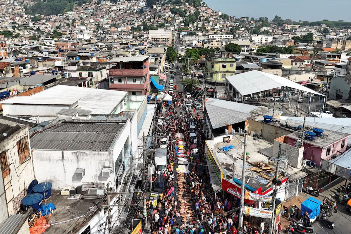 Rio police raids kill at least 132, corpses line street