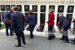 Participants of International Parliamentary Conference visited Alley of Honor and Alley of Martyrs -PHOTO 