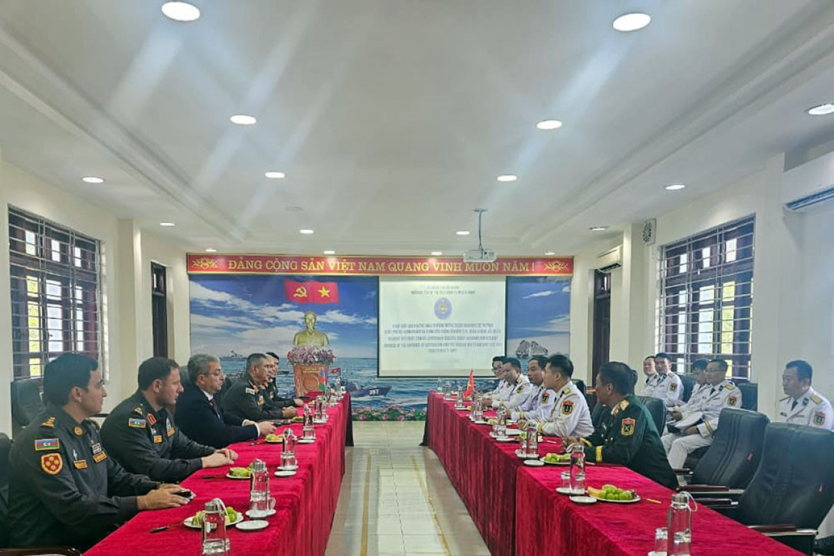Azerbaijan Minister of Defense visits Vietnamese Navy