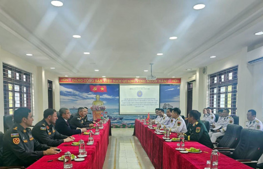 Azerbaijan Minister of Defense visits Vietnamese Navy