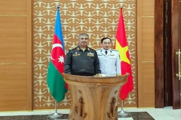 Azerbaijan Minister of Defense visits Vietnamese Navy