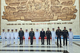 Azerbaijan Minister of Defense visits Vietnamese Navy