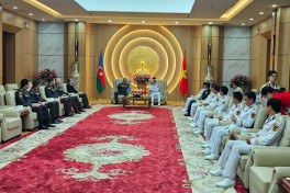 Azerbaijan Minister of Defense visits Vietnamese Navy