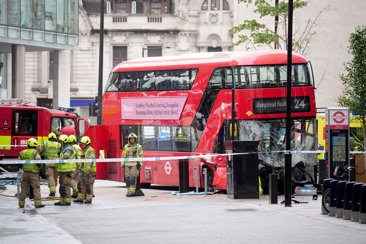 15 people hospitalized after double-decker bus crashes outside London’s Victoria Station