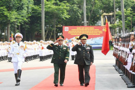 Azerbaijan Defense Minister meets Vietnamese Prime Minister and military leadership