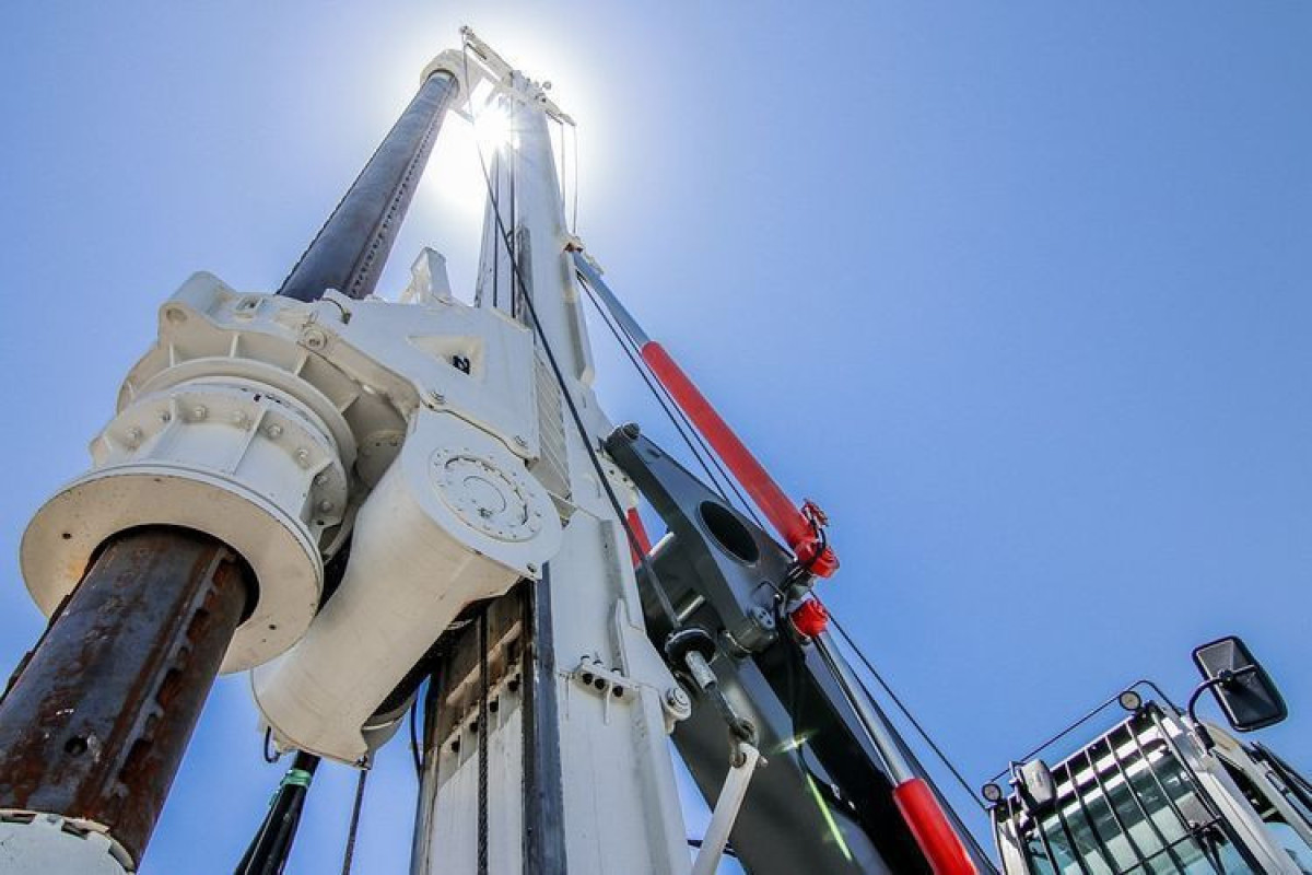 Number of operating drilling rigs in oil and gas sector in world decreased