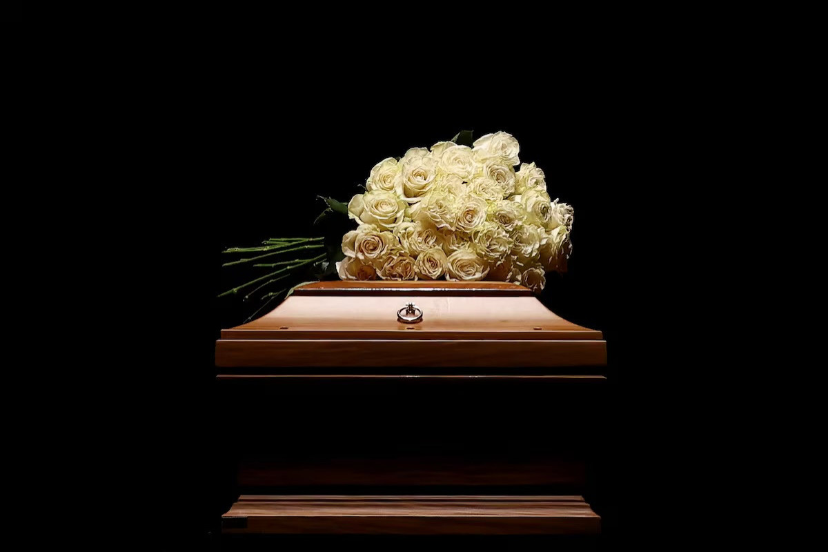 Hundreds queue in silence to pay tribute to Giorgio Armani