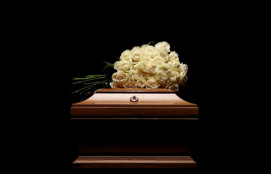 Hundreds queue in silence to pay tribute to Giorgio Armani