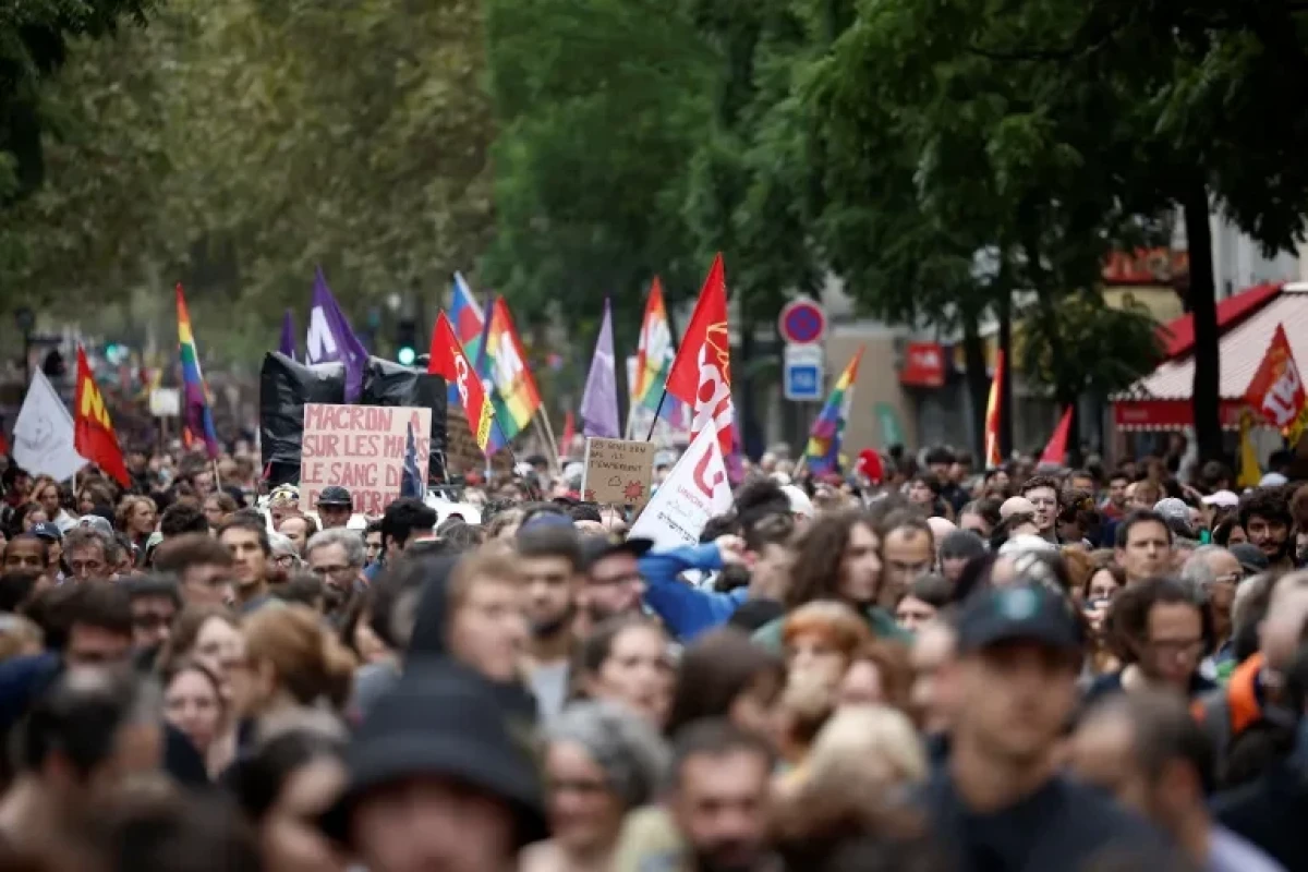 Mass demonstration for resignation of Macron, PM takes place in Paris