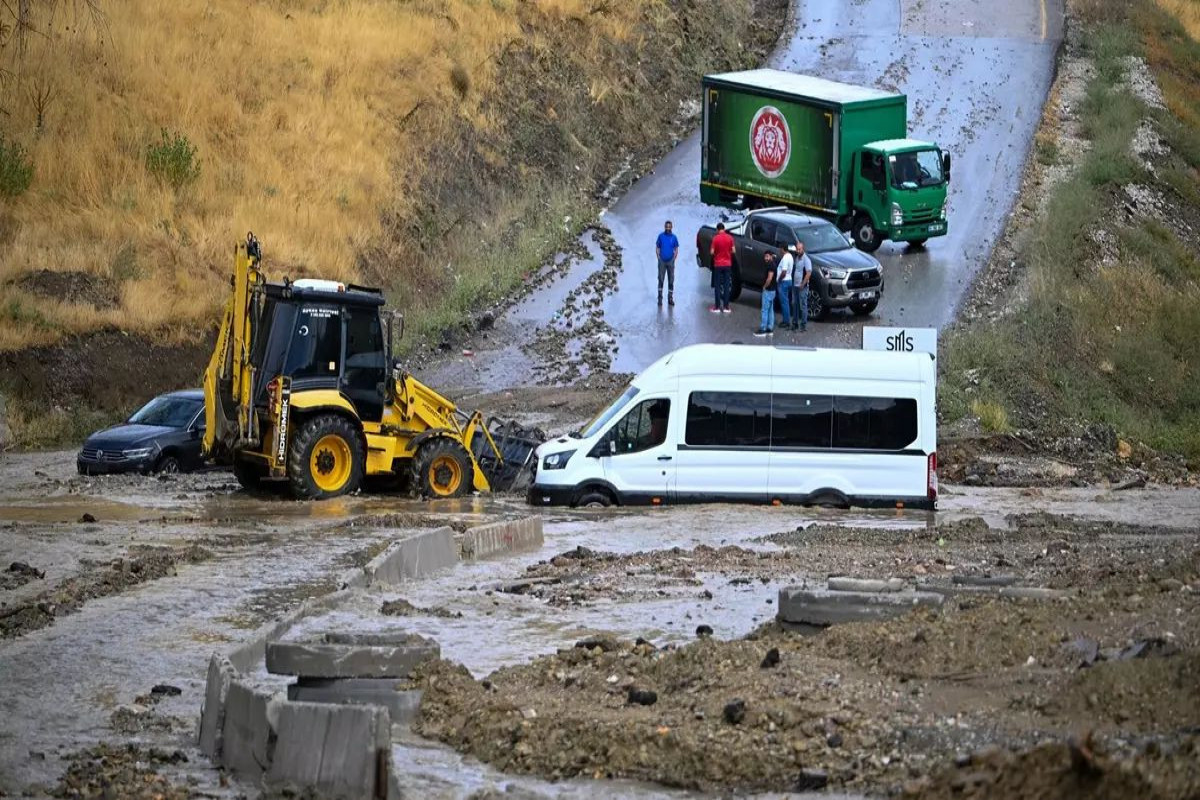Torrential rains cause a number of problems in Ankara