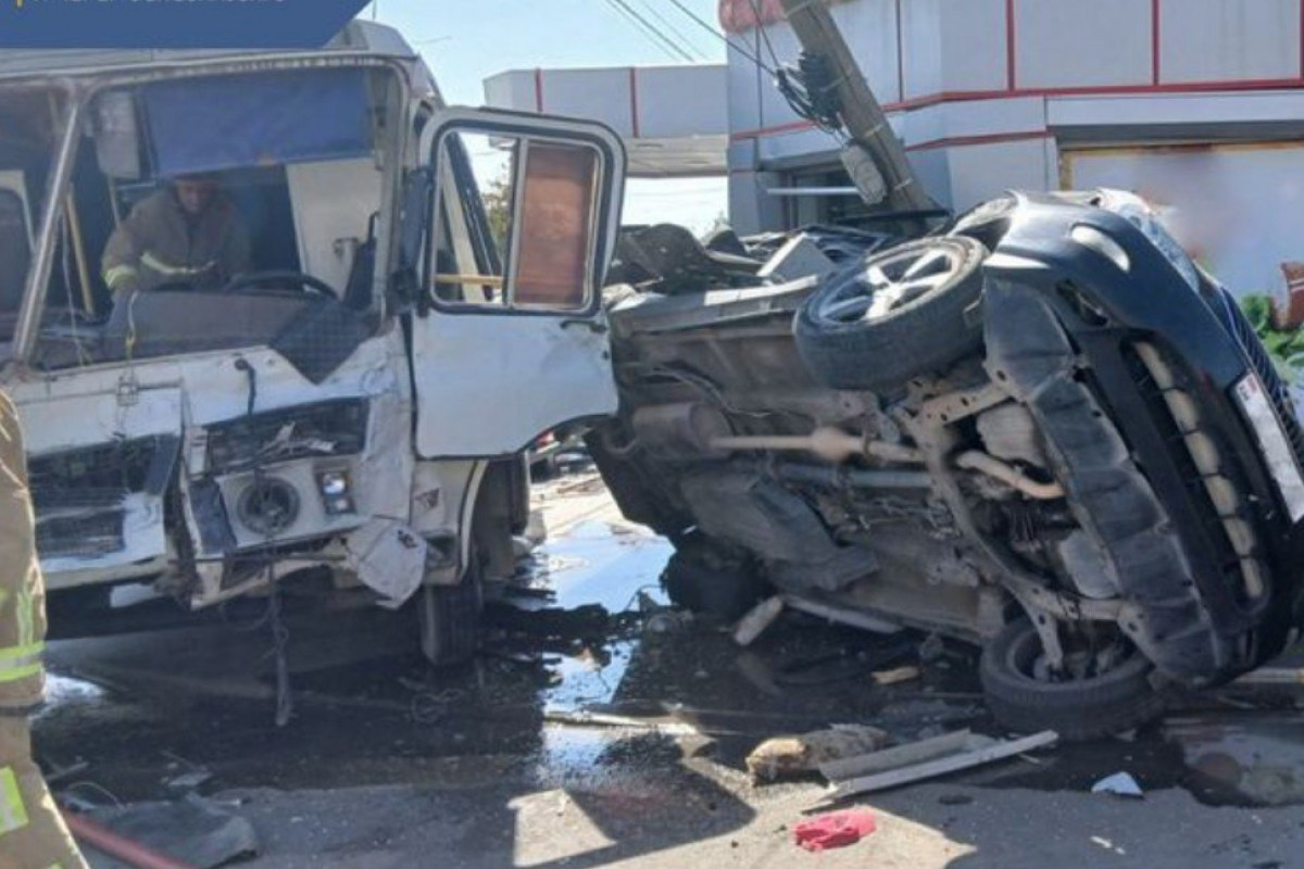 Car collides with bus in Armenia, several injured