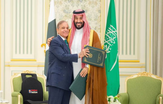 Saudi Arabia and Pakistan sign mutual defense pact