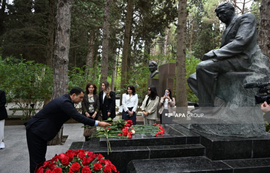 Great composer Uzeyir Hajibeyli's grave visited on National Music Day-PHOTO 
