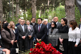 Great composer Uzeyir Hajibeyli's grave visited on National Music Day-PHOTO 