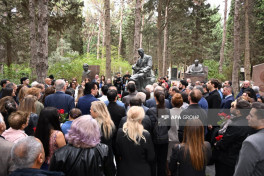 Great composer Uzeyir Hajibeyli's grave visited on National Music Day-PHOTO 