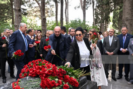 Great composer Uzeyir Hajibeyli's grave visited on National Music Day-PHOTO 