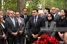 Great composer Uzeyir Hajibeyli's grave visited on National Music Day-PHOTO 